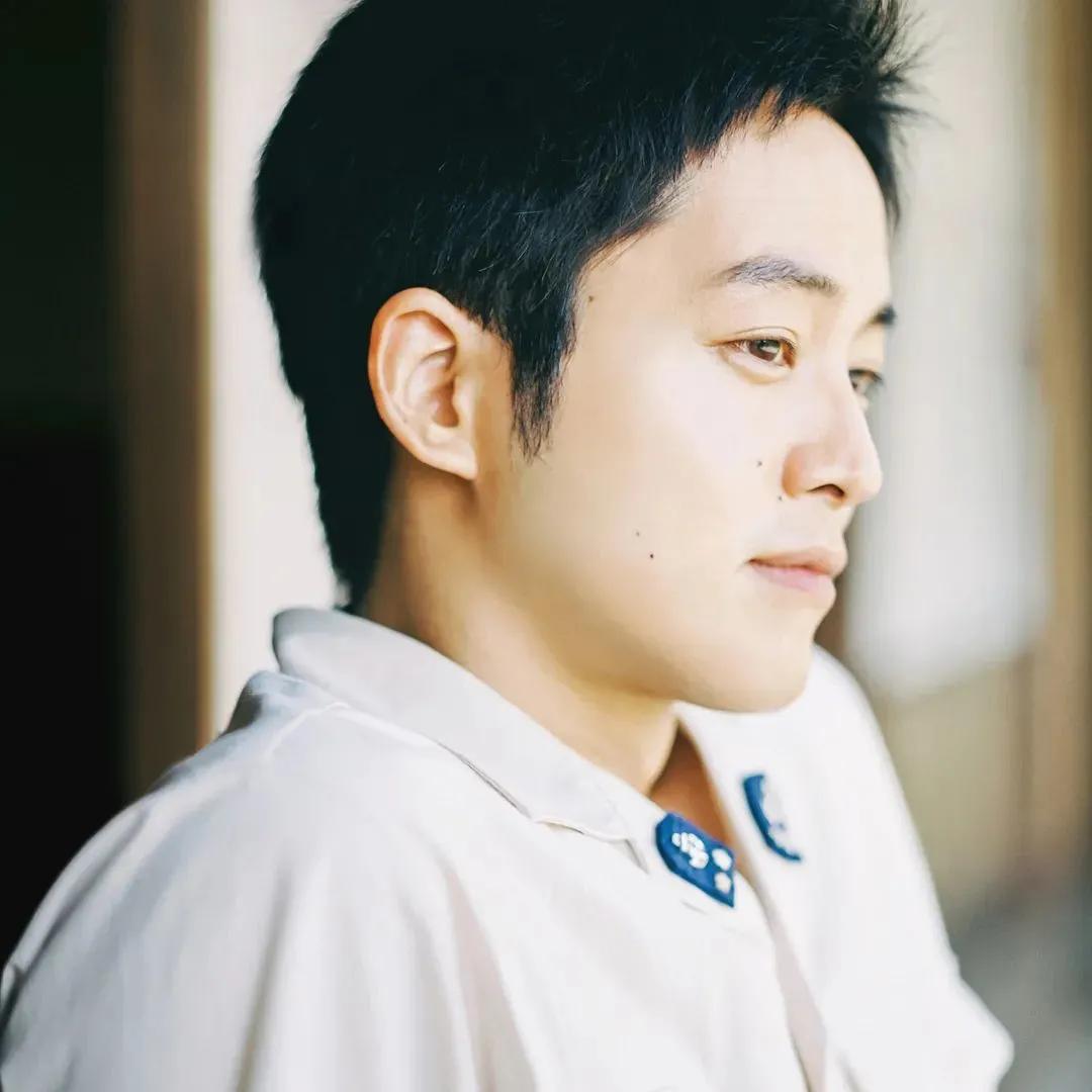 拍照姿势大全男生对镜子超清,男生在花海怎么拍照姿势好看