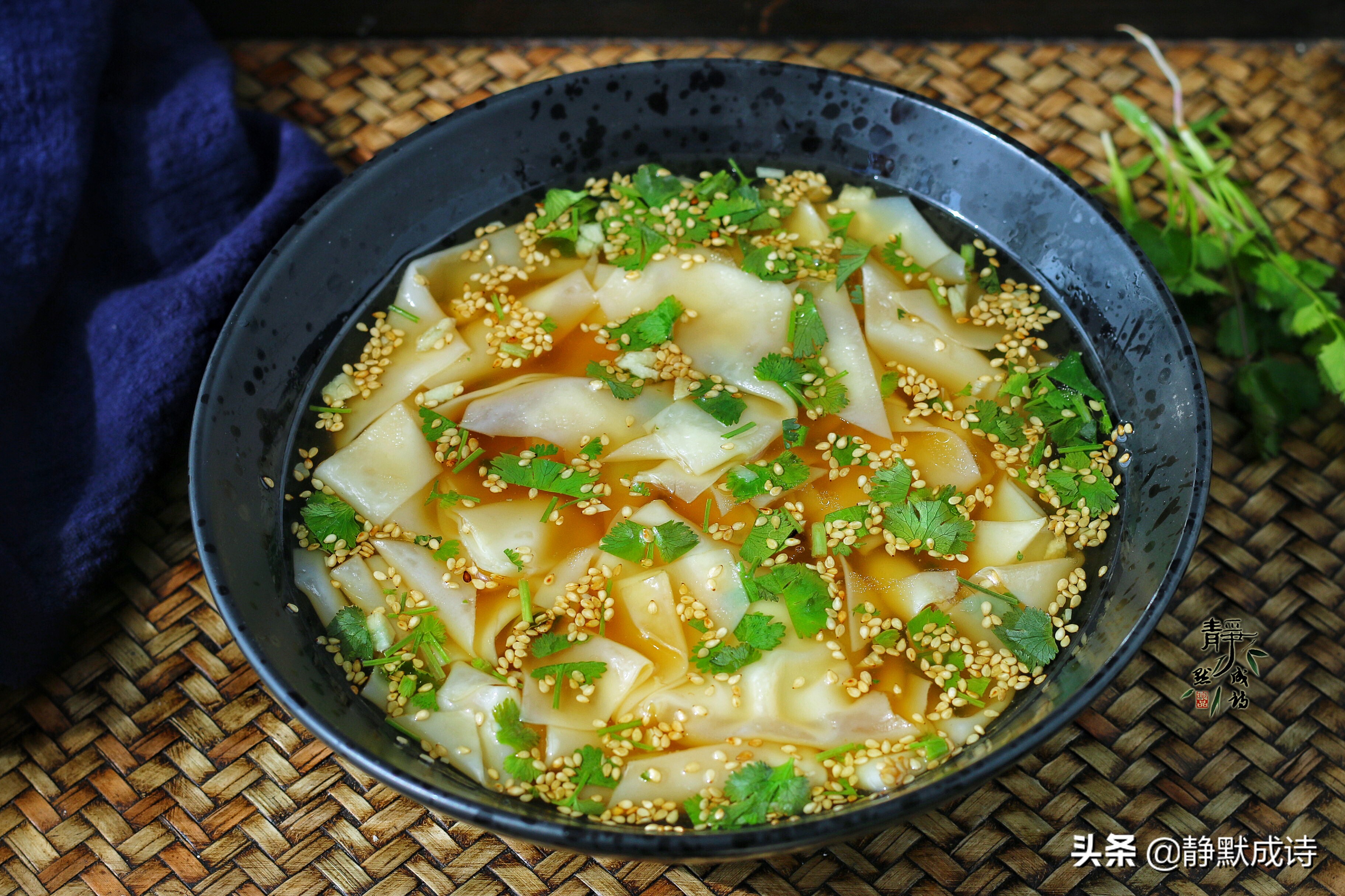 剩馄饨皮的最佳吃法，面香滑汤酸爽，比馄饨还可口，越吃越喜欢
