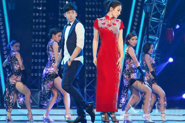 柳岩穿白色蕾丝旗袍的照片,柳岩真的很美吗