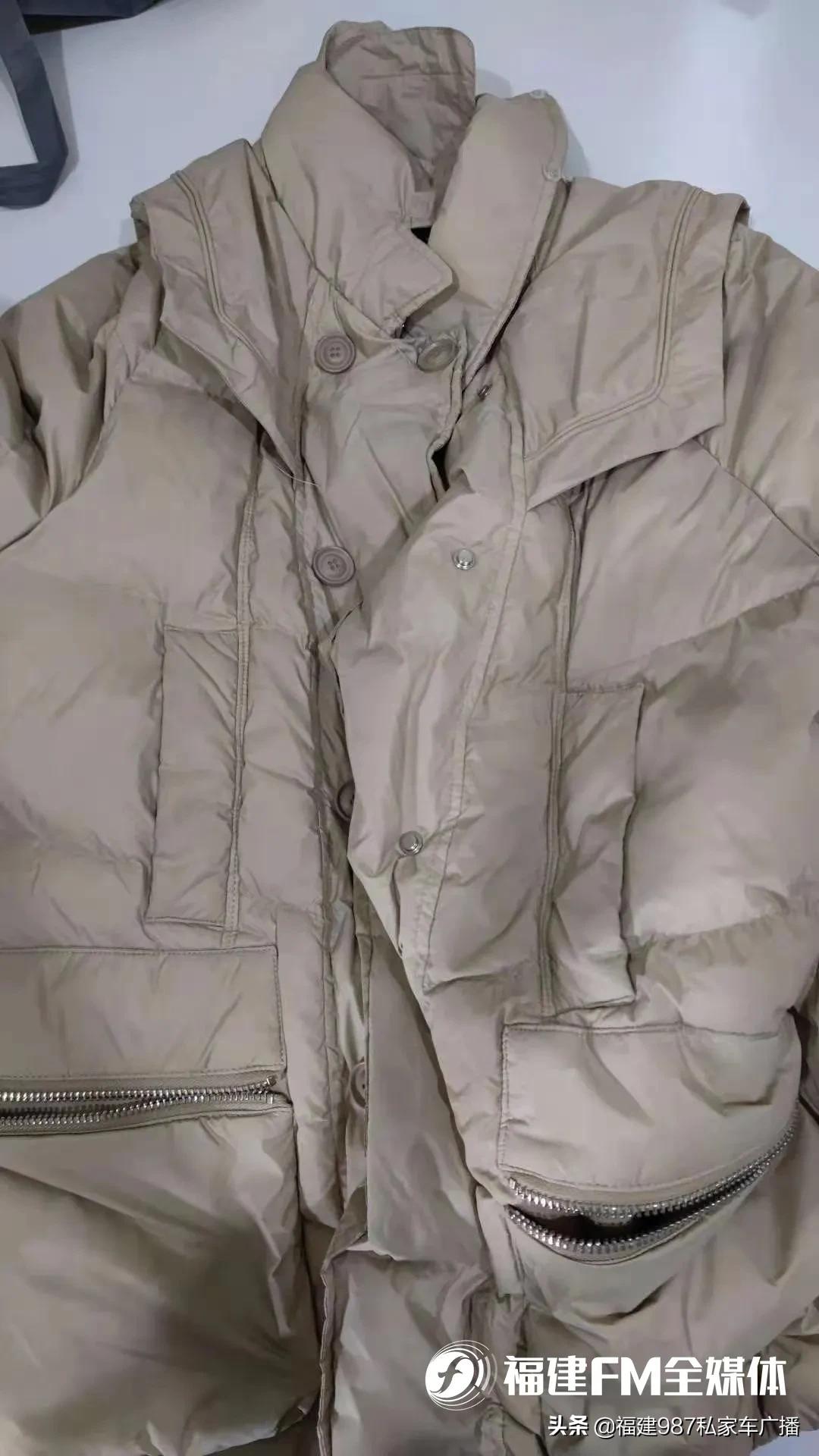 白色羽绒服被染色的最佳处理方法,羽绒服染色了干洗店可洗掉吗