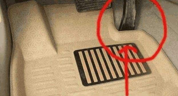 车子油门卡死怎么处理,油门踩下去就卡住怎么维修