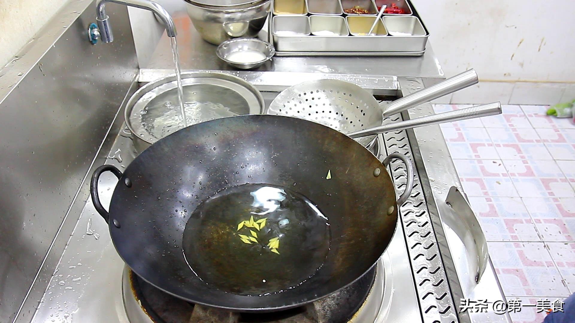 厨师长教你火爆腰花，腰花不腥不臊原来有决窍，这做法正确正宗