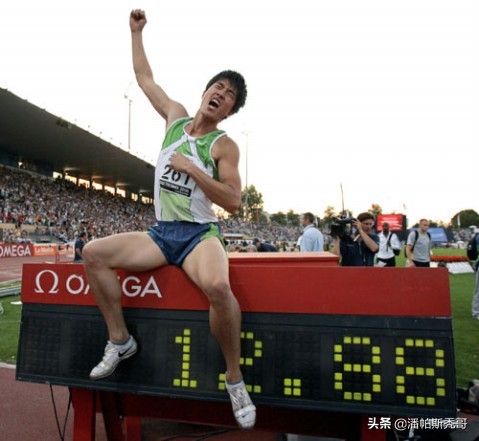 刘翔中国奥运冠军领奖视频,刘翔中国飞人夺冠