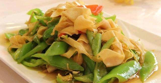 油豆腐杏鲍菇焖鱼,大锅菜杏鲍菇炒油豆腐