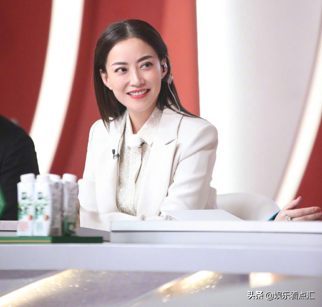 谢霆锋与霍汶希勾肩搭背,霍汶希晒和谢霆锋合照