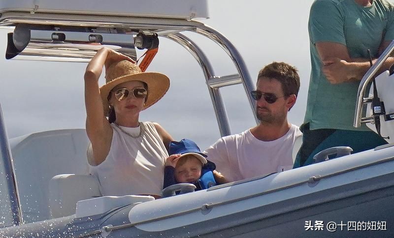 36岁米兰达可儿三胎将卸货,米兰达可儿一家五口