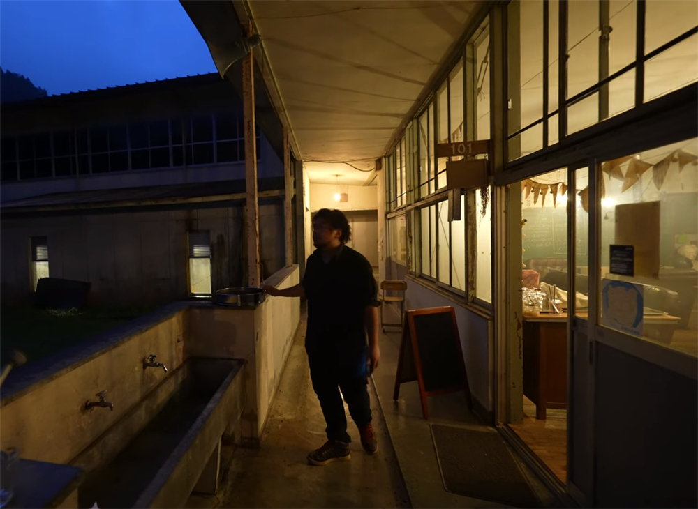 80后小伙回荒废10年农村大学,80后小伙回荒废十年的农村大学