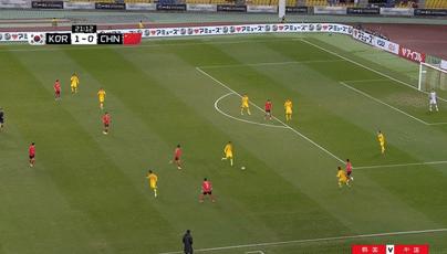 国足再现奇葩1幕：30岁国脚直接“放弃”比赛站在原地抱怨队友