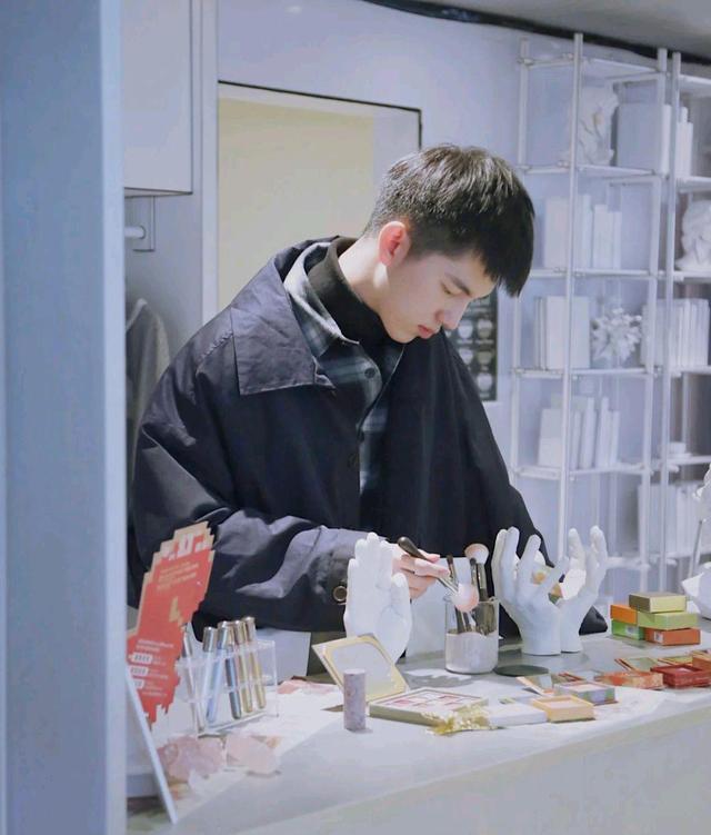 男生剪头发两侧怎么和理发师说,男生修剪头发该怎么跟理发师说