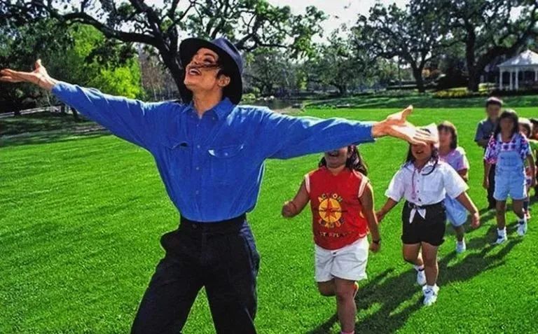 迈克尔杰克逊被误解的一生,迈克尔杰克逊惨痛的一生