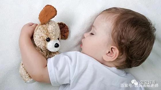 8个月宝宝睡觉趴睡要不要翻过来,宝宝趴睡怎么翻过来