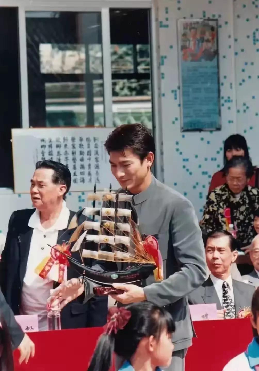 刘德华回乡拜祭祖宗的故事,刘德华回老家认祖归宗争地