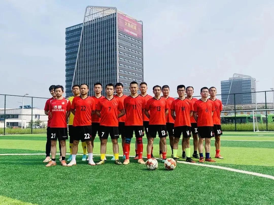 运动会的健儿们加油,赛程结束给队友们加油鼓气