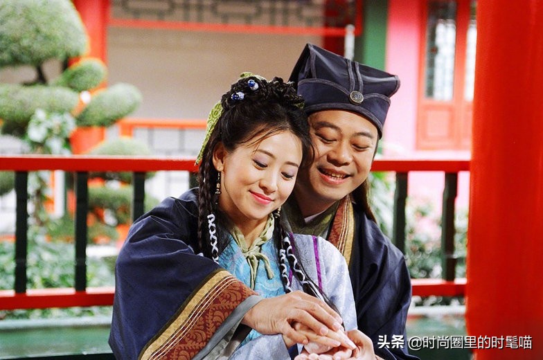 *虹翁**晒最新照片，穿米色流苏套装充满青春活力，51岁的颜值太逆天