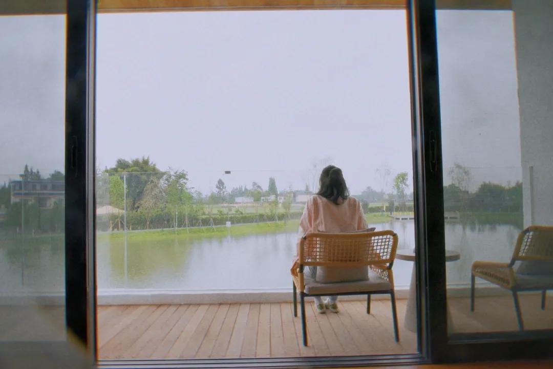 「觅趣小镇新都·原舍绿茵」湖畔泳池，畅玩斑竹园足球音乐小镇