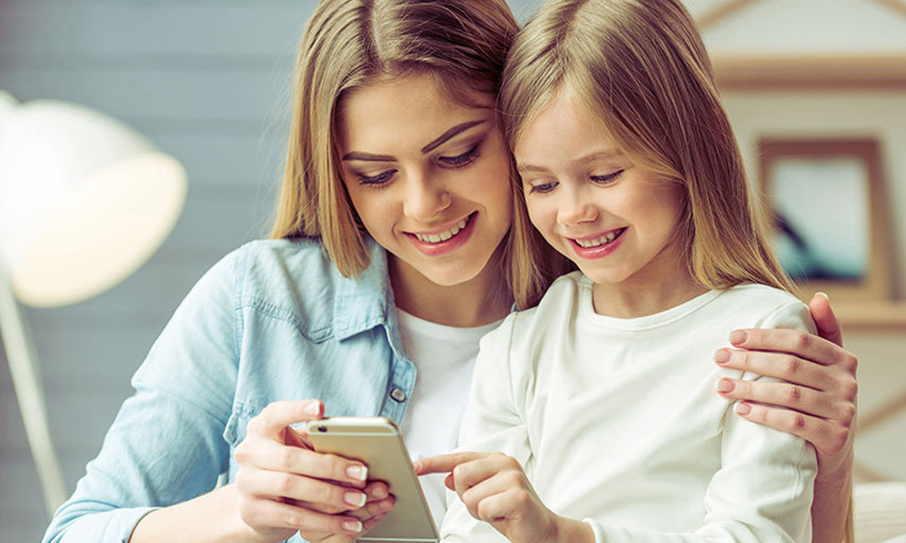 初一孩子玩手机怎样管教,初中孩子上课玩手机怎么管教啊