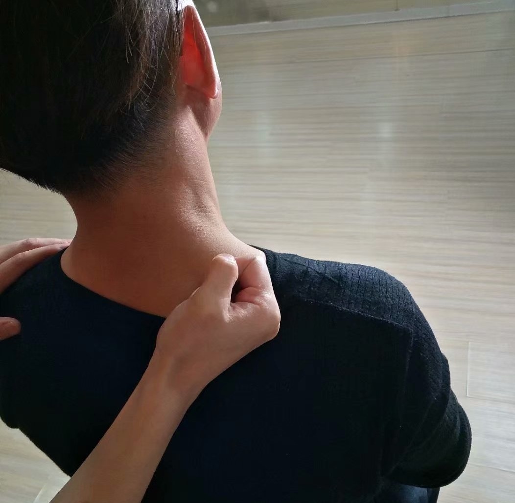 脖子后面颈椎有个鼓包怎么办,颈椎大包怎样通过锻炼来恢复