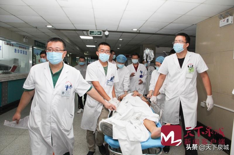 29岁小伙被1米钢筋贯穿,男子被1米钢筋穿体工友截断送医