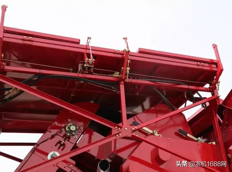 勇猛玉米收割机2021年补贴多少钱,17年的勇猛玉米收割机能卖多少钱