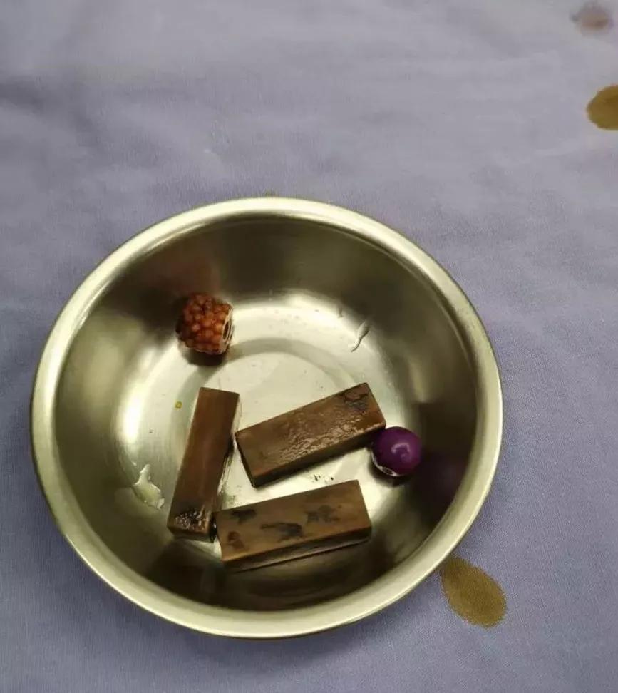 女孩肚子痛还流血，隔了几天走路都不对劲了！