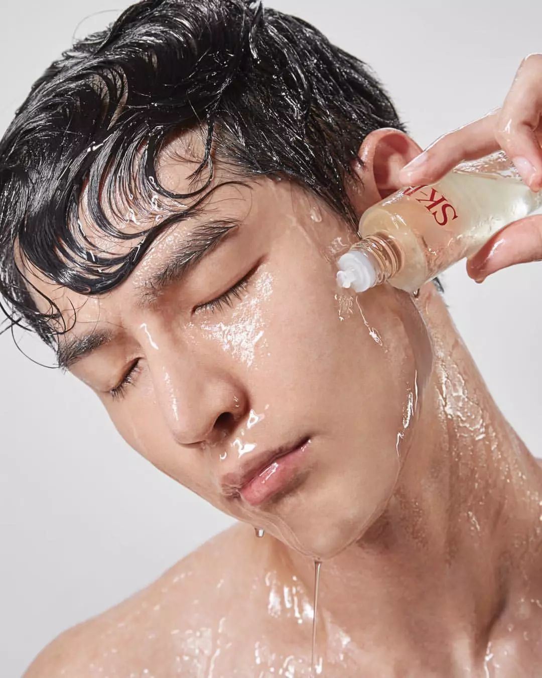 他曾经是Armani最喜欢的韩国男模，却因为打了玻尿酸在时尚圈消失