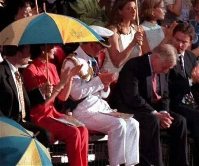 1997年香港回归场景如何？彭定康垂头丧气，一家人离港前痛哭流涕