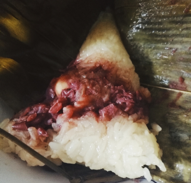 怎样包豆沙馅粽子,家常豆沙粽子的包法教程
