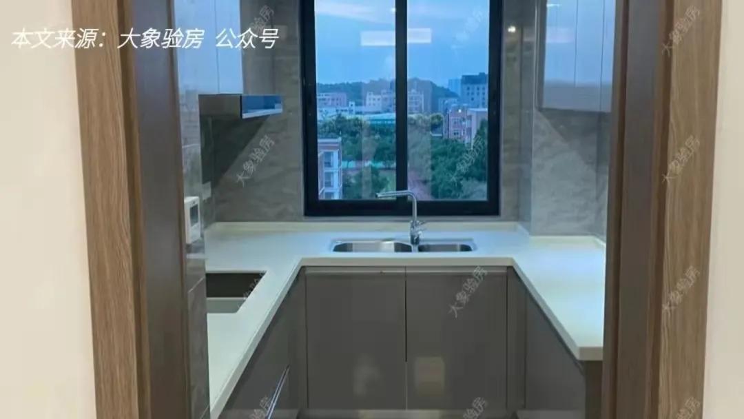 收房发现墙顶维修痕迹,精装房交房时踢脚线乳胶漆脱落