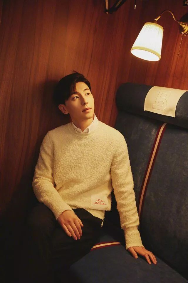 衬衫毛衣的穿法技巧男,毛衣衬衫怎么搭配裤子