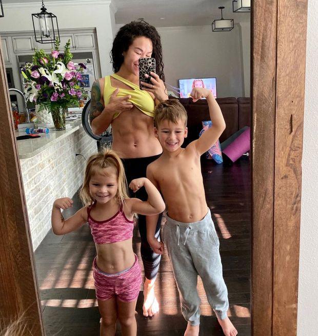 美国“坏妈妈”纹身穿刺有腹肌,网友评头论足,妈妈漂亮回应