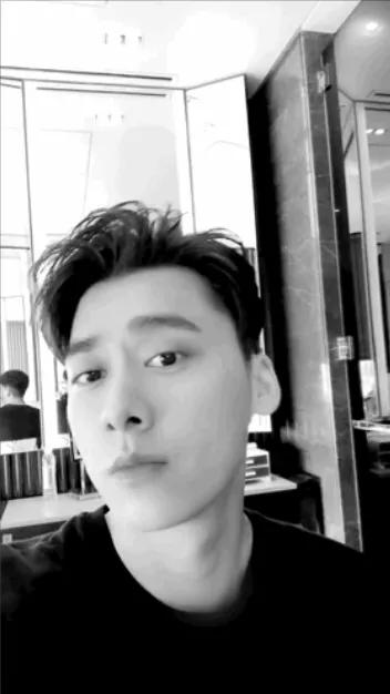 蕾哈娜邪术篇：磨皮瘦脸之外的X操作