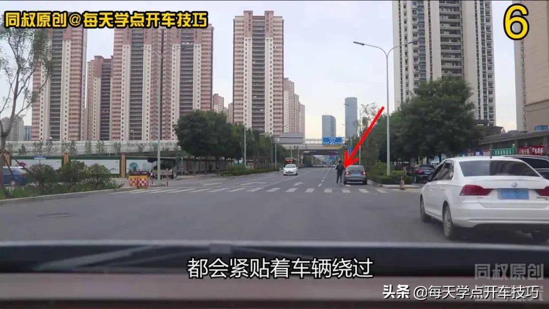 车辆临时靠边准备起步时应怎么做,路边临时停车如何正确操作