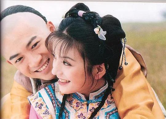 赵薇黄奕两代小燕子同框还珠格格,黄奕赵薇两代小燕子同框