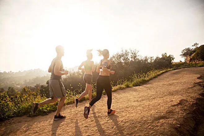 每天几个简单动作锻炼身体,每天锻炼身体健康技巧指南