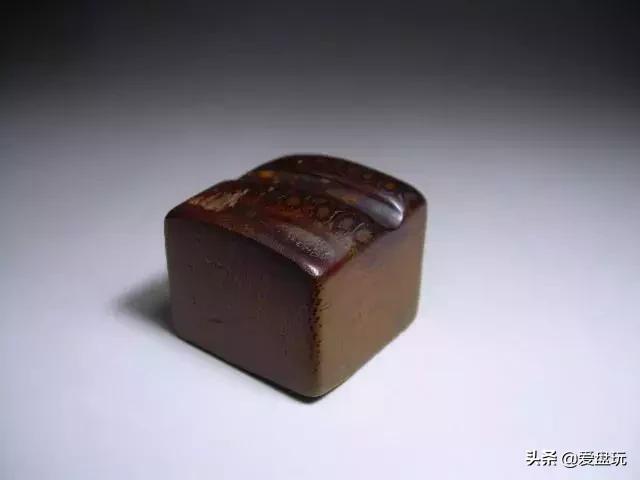 山上挖了块竹根，他砍了砍，竟能盘出通透的枣红色！