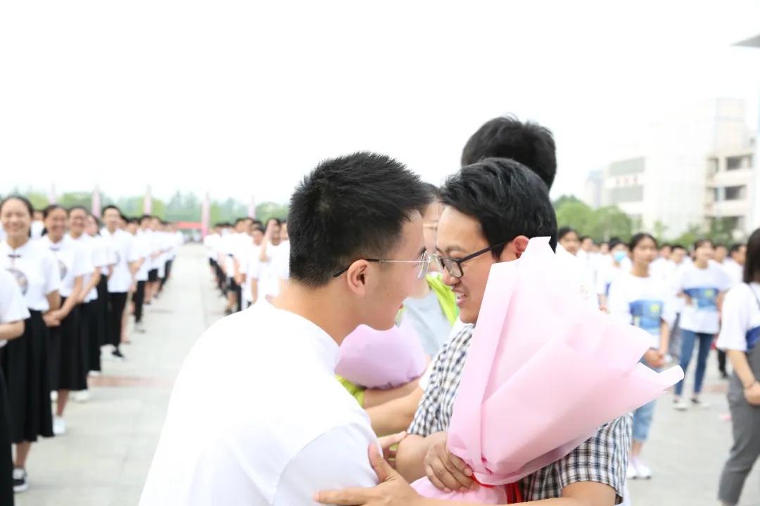 愿此去前程似锦归来仍是少年句子,愿此去前程似锦归来仍是少年视频