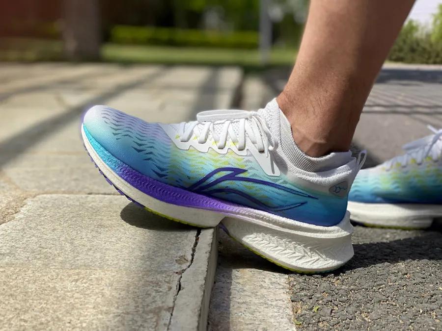 飞电discovery多巴胺为什么贵,李宁飞电discovery跑鞋