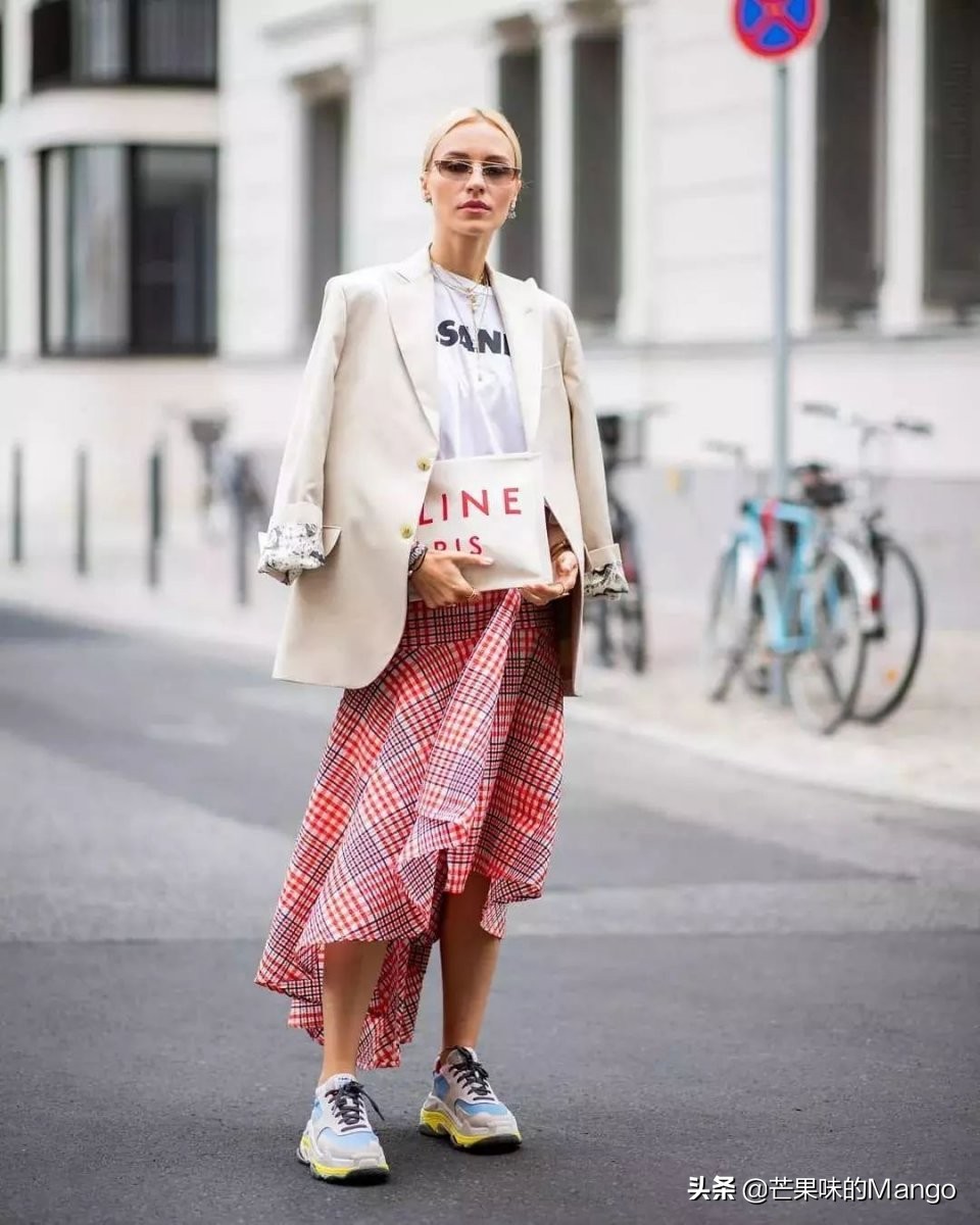 今年秋冬流行穿西装太时髦了,严肃刻板的西装如何穿才能更时髦