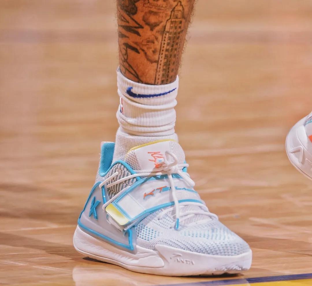 nba球员上脚安踏,nba球员上脚球鞋欧文4绿橙粉