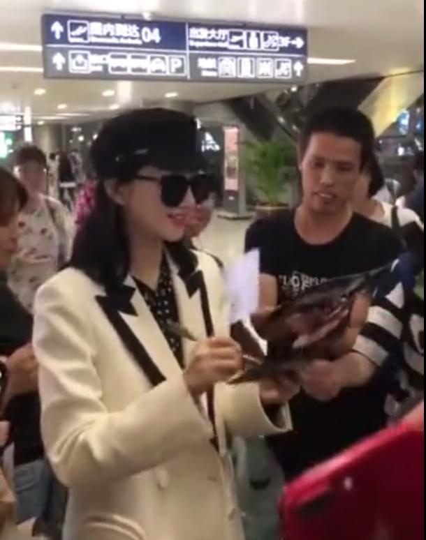 明星成危险行业，景甜被男粉丝摸手，郑允浩被粉丝送强力胶饮料
