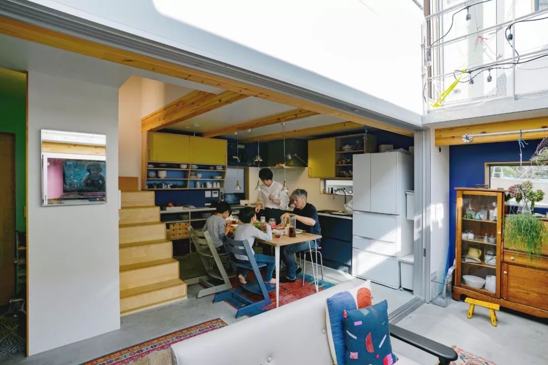 他在市中心建了一座房，38㎡住一家五口，居然没屋顶？