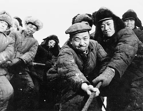 1960年,油田井喷,王进喜带伤跳进搅拌池,才有了今天的大庆油田