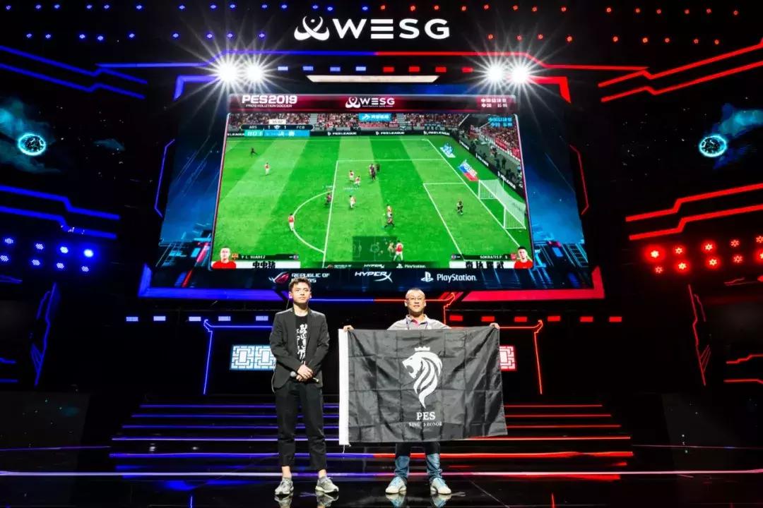 在电脑踢足球的中年男人成为全国冠军，世界赛上却惨败而归