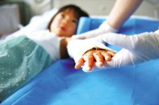 小孩不小心把手伸进煤气灶烫到了,开水烫伤婴儿手怎么处理