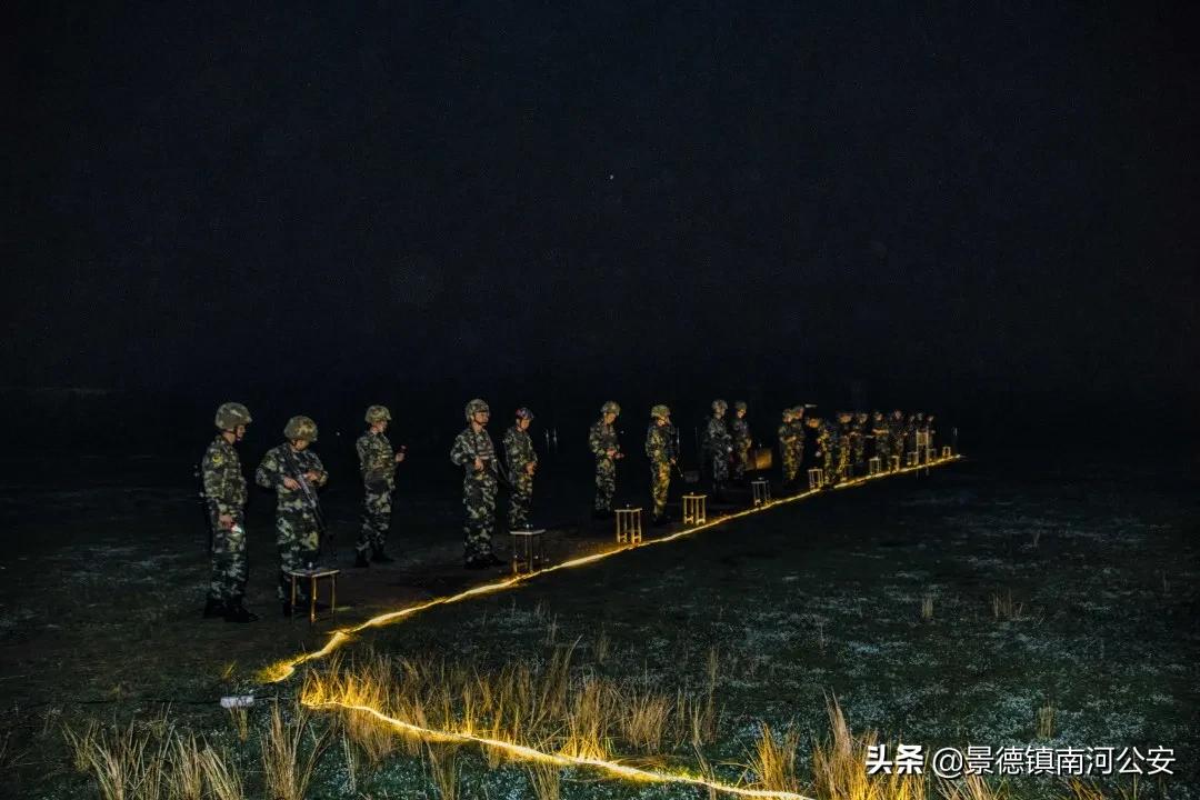 又快又准！夜间实弹射击训练，*弹子**呼啸直指靶心
