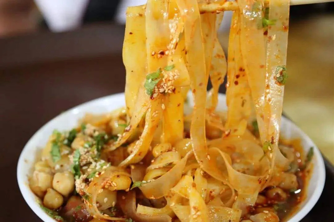 新疆和田夜市什么美食最好吃,和田夜市哪家的胡辣羊蹄好吃