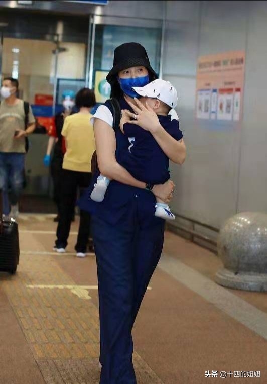 朱丹久违晒一家四口秀幸福,朱丹后街男装