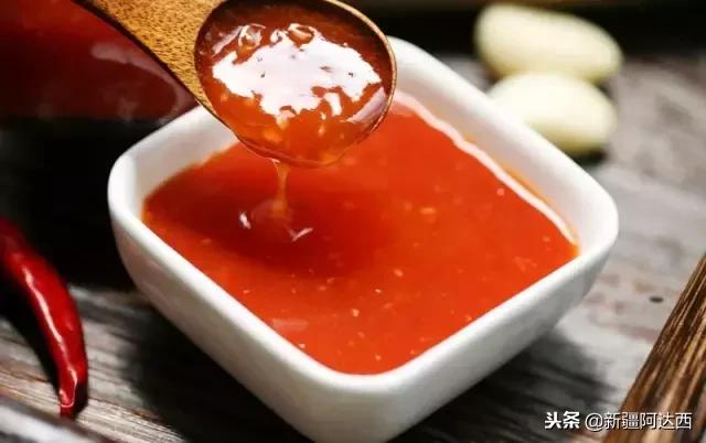 小伙吃火锅发现新大陆,小伙吃火锅吃出奇怪东西