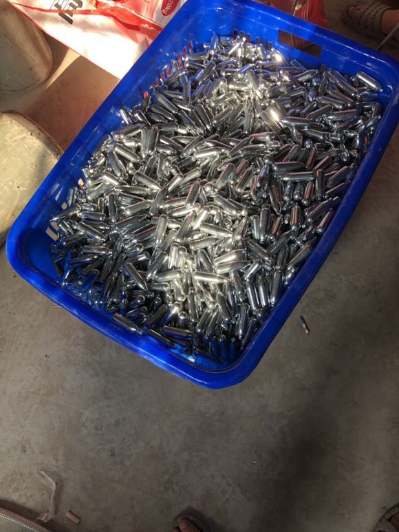 1小瓶“笑气”能毒杀老鼠，竟有人1天吸千瓶，电商平台公开售卖，最快半小时送达……