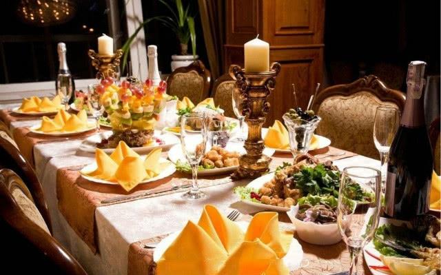 吃西餐为啥服务员先上一杯柠檬水 (西餐服务员为什么要上两杯柠檬水)